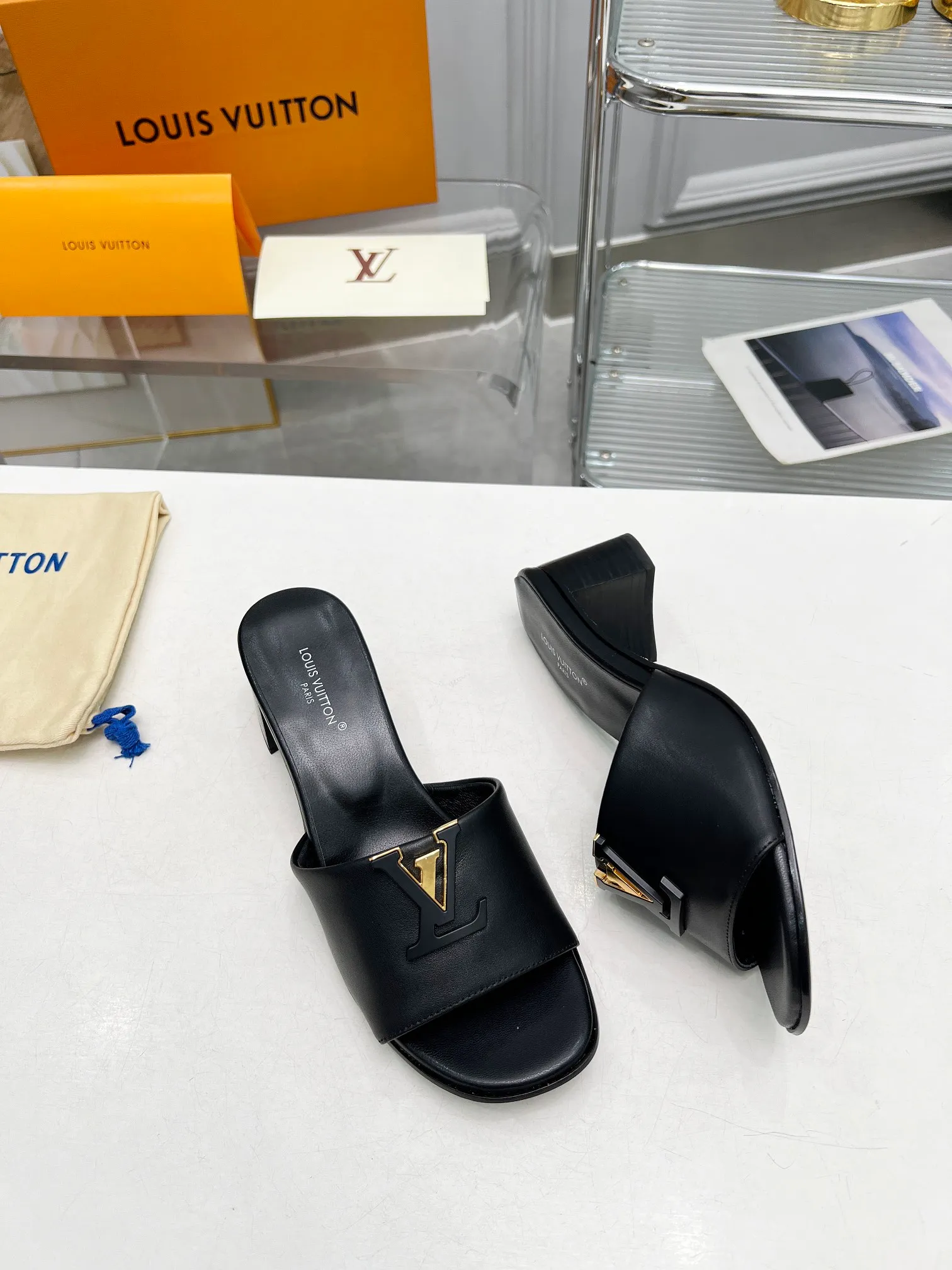 👟👟Ex-factory price 460👟👟Louis Vuitton/Louis Vuitton women's new sandals LV SUNSET COMFORT flat sandals are made of exquisite cowhide and sheepskin lining, the uppers show handicrafts, and are matched with genuine leather soles*@wearing experience. LV logo hardware buckle on upper, size 35-42